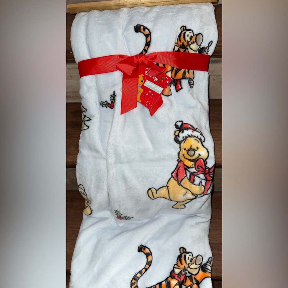 🥰 Disney Winnie the Pooh Wearing a Santa 🎅 Hat & Tigger Baby Blue Xmas 🎄 🎅 Throw